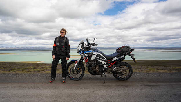 Vanessa Ruck staat naast een Africa Twin. 
