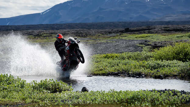 Kirian Mirabet rijdt op een Africa Twin door water. 