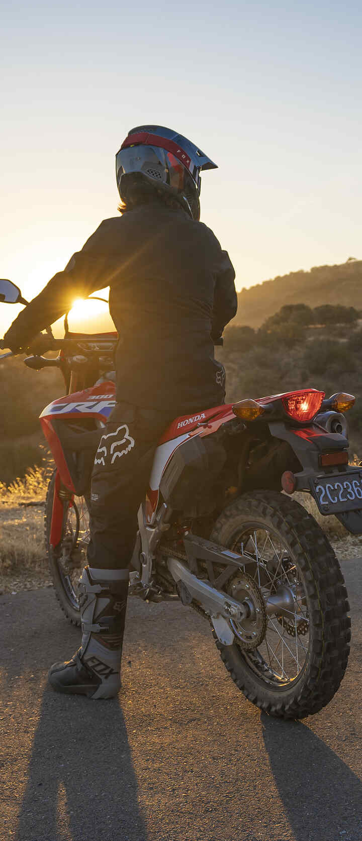 CRF300 geparkeerd bij zonsondergang