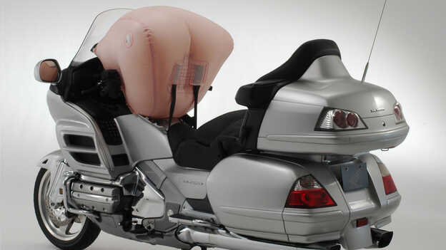 2006 - 's Werelds eerste airbagsysteem voor motoren