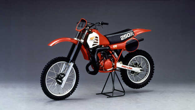 Zijaanzicht 1981 Honda CR250R in de studio.