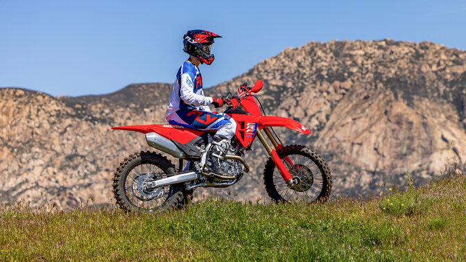 Honda CRF250R in een sprong op motorcross-circuit