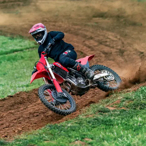 Dynamische foto van Honda CRF250R met MX-rijder op circuit