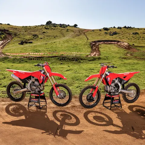 Dynamisch vooraanzicht van Honda CRF250R met MX-rijder op circuit