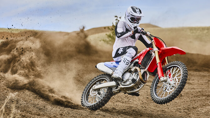 Honda CRF450R op circuit met motorcrosser
