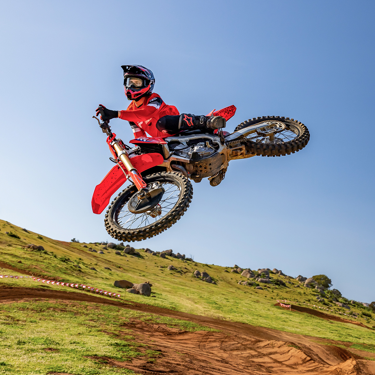 CRF450R op circuit met motorcrosser