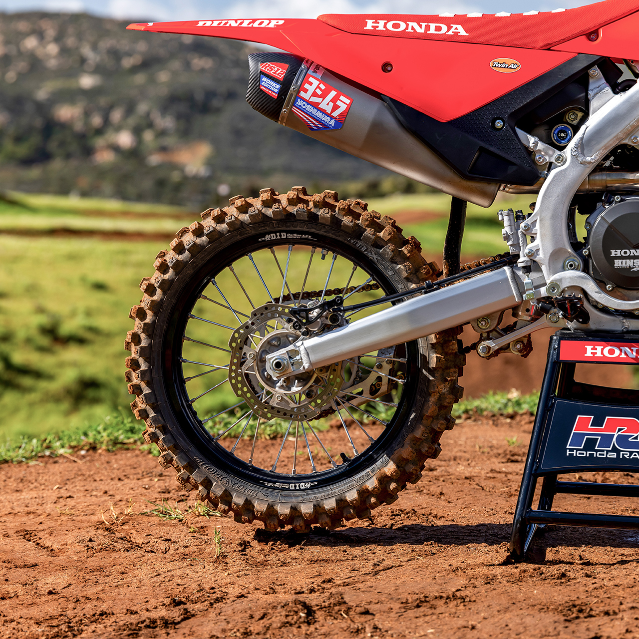 CRF450R op circuit met motorcrosser