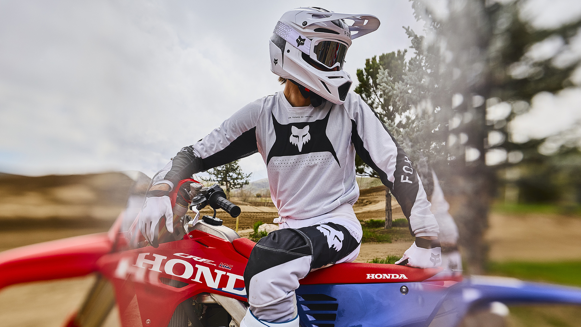 CRF450R op circuit met motorcrosser
