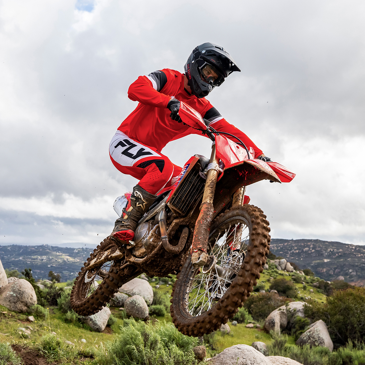CRF450R op circuit met motorcrosser