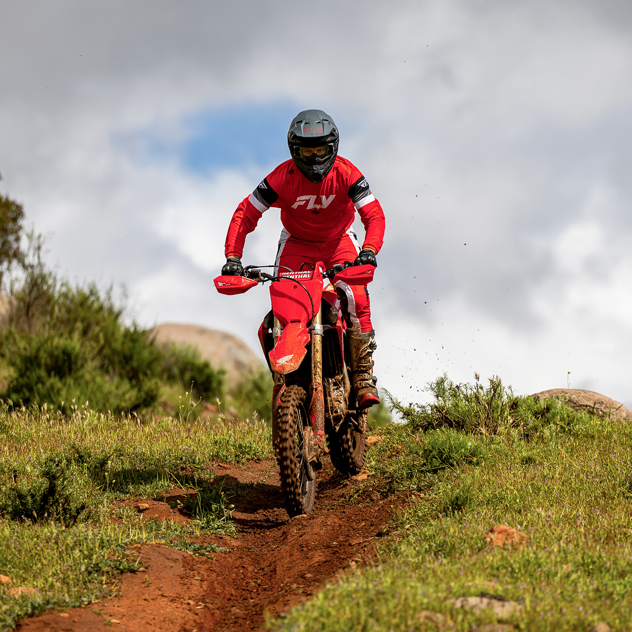 CRF450R op circuit met motorcrosser
