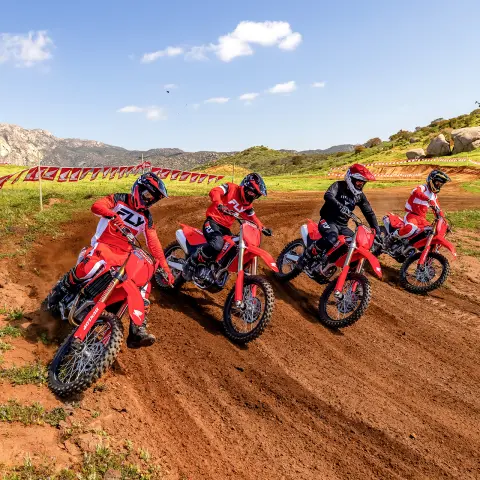 Honda CRF450R op circuit met motorcrosser