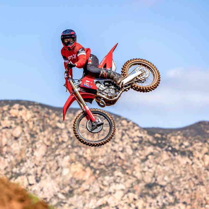 Foto van CRF450R met motorcrosser op circuit
