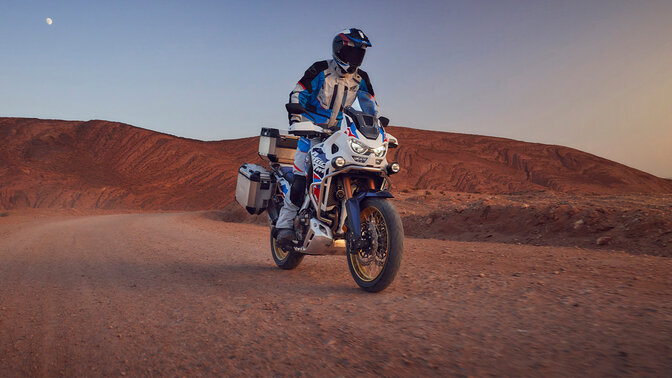 Honda Vintage kledingmodel met hoodie op motorfiets