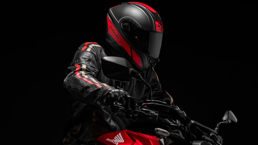 Honda Kabuto helm, Aeroblade V - Smart Flat Black Red, rechterzijaanzicht, op het hoofd van een motorrijder
