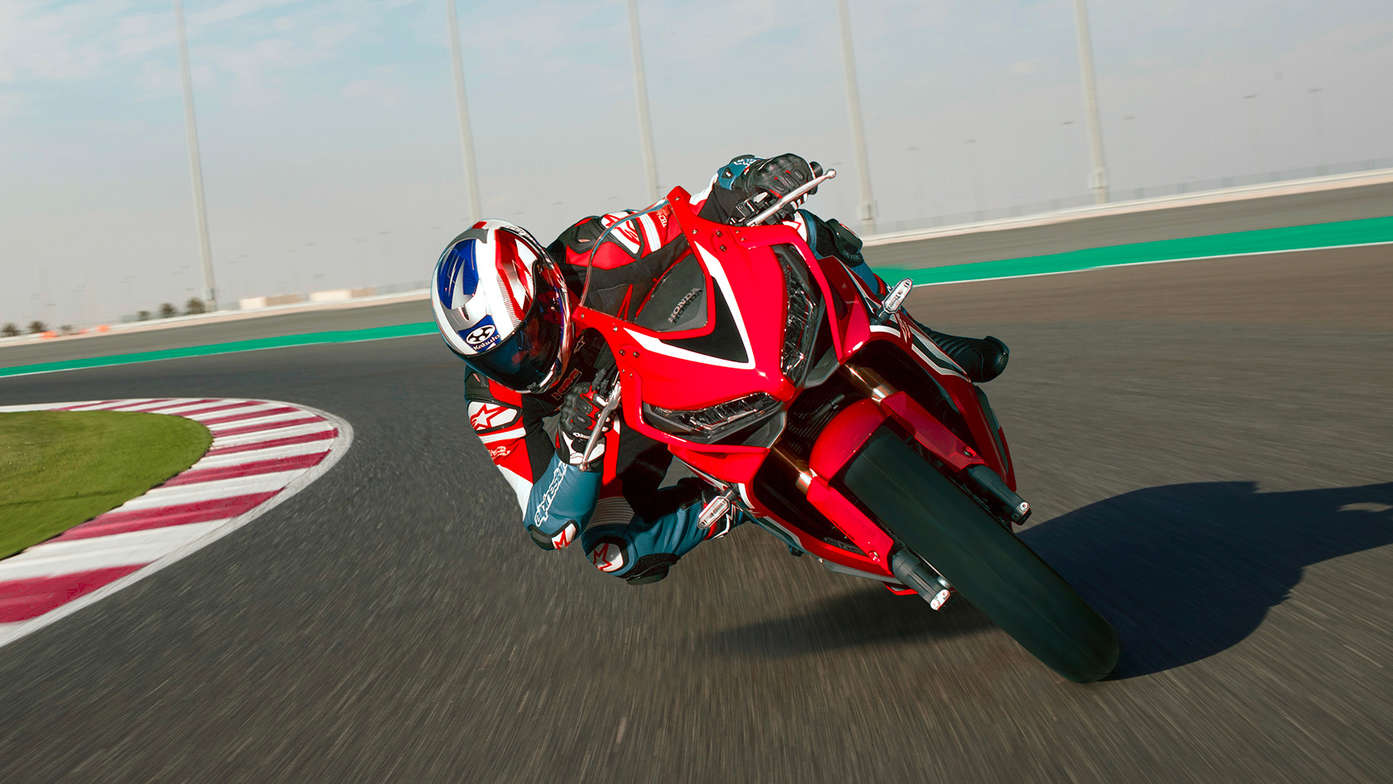 Honda Kabuto helm, Aeroblade V - Go - Superimpose, driekwart vooraanzicht linkerzijde, op het hoofd van een motorrijder, racend op het circuit