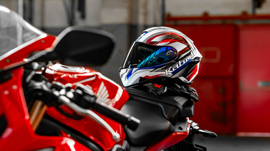 Honda Kabuto helm, Aeroblade V - Go White Blue Red - CBR650, linkerzijde, op de tank van een motorfiets