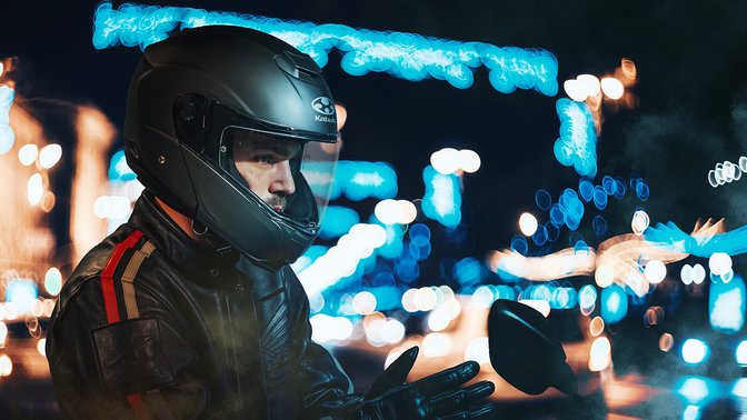 Honda Kabuto helm, Aeroblade V - Flat Black - superimpose, driekwart vooraanzicht, op het hoofd van een motorrijder, 's nachts in de stad