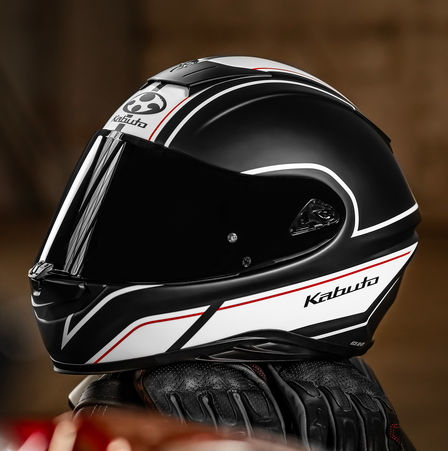 Honda Kabuto helm, Aeroblade V - Smart Flat Black White, linkerzijaanzicht, op het zadel van een motorfiets
