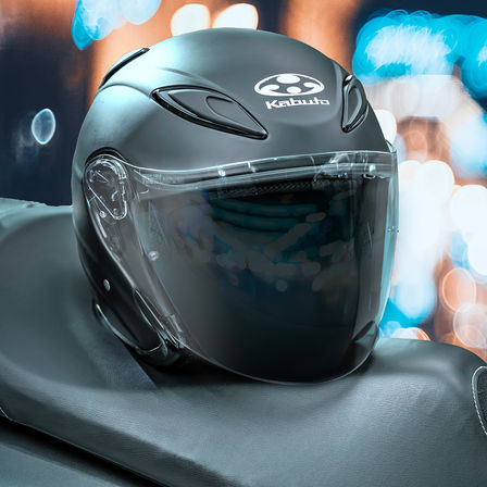 Honda Kabuto helm, Avand II - Flat Black - superimpose, driekwart vooraanzicht rechterkant, op het zadel van een motorfiets