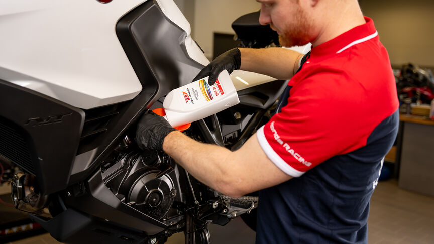 Honda NC750X op bosweg 