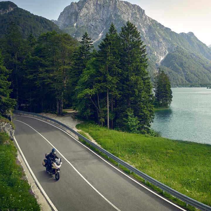 2025 NT1100 driekwart vooraanzicht op bosweg