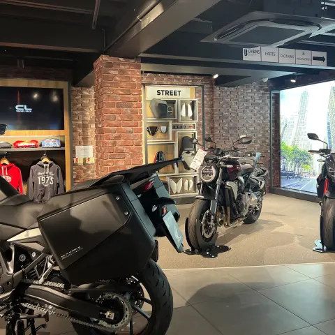 Een Hondadealer van buitenaf bekeken