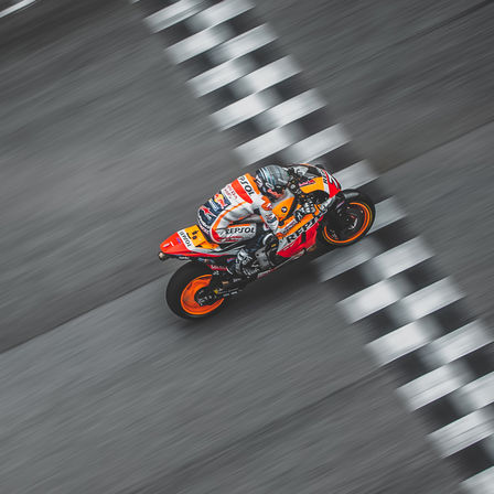 Honda MotoGP-rijder over de finishlijn.