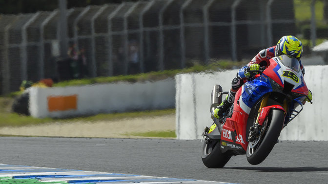 Driekwart vooraanzicht van de Honda Fireblade tijdens de race.