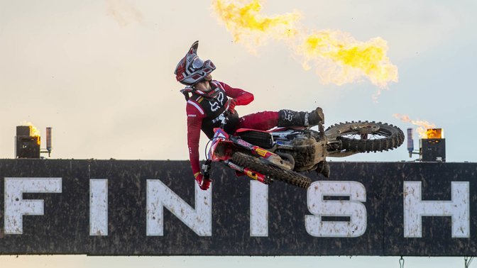 Honda MXGP rijder in de lucht over de finishlijn.