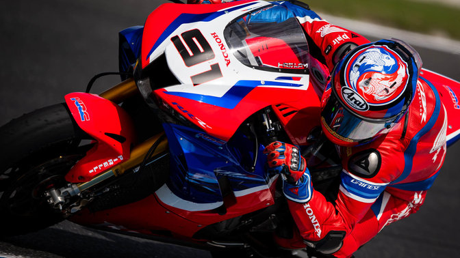 Driekwart vooraanzicht van Honda Fireblade in een WSBK race.