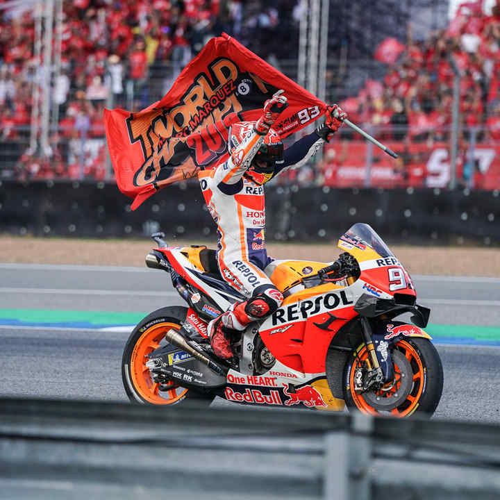 Honda MotoGP-rijder Marc Marquez viert een overwinning op een Fireblade.