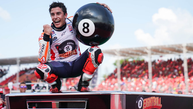 Honda MotoGP rijder Marc Marquez viert de overwinning.