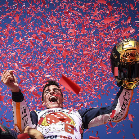 Close up van Marquez die net de titel gewonnen heeft.