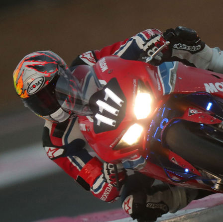 Close up van Honda EWC motor op racecircuit.