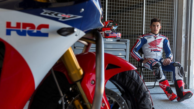 Close-up van de zijkant met het voorwiel van de RC213V-S met Marc M&aacute;rquez