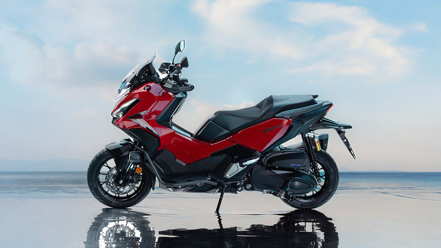 3/4 vooraanzicht van de Honda ADV350 op locatie aan de kust.