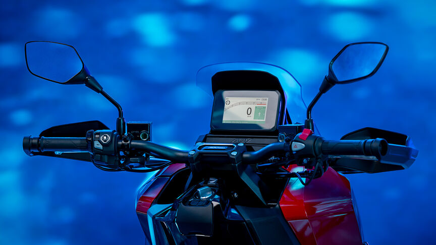 3/4 vooraanzicht van de Honda ADV350 op locatie aan de kust.