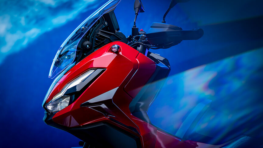 3/4 vooraanzicht van de Honda ADV350 op locatie aan de kust.