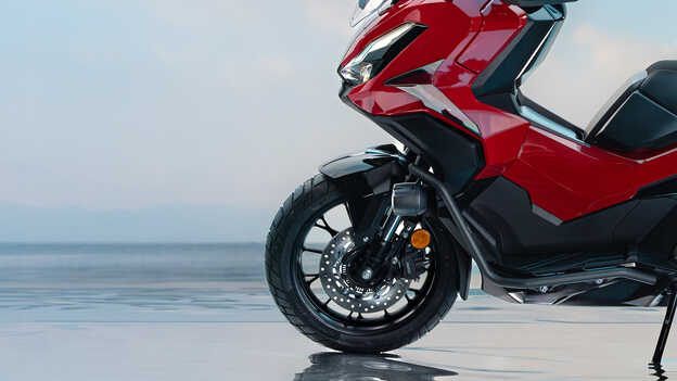 Close-up van het achterwiel van de Honda ADV350.