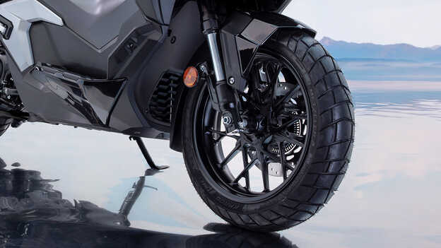 Close-up voorwiel Honda ADV350. 