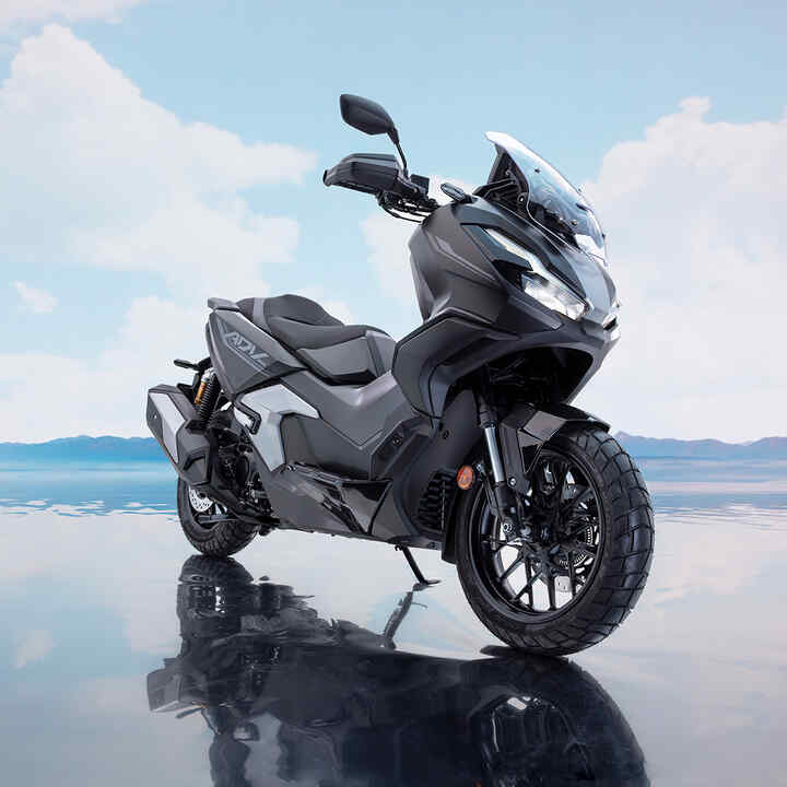 3/4 vooraanzicht van de Honda ADV350 Special Edition op locatie aan de kust.
