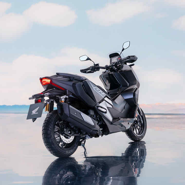 3/4 achteraanzicht van de Honda ADV350 op locatie aan de kust. 