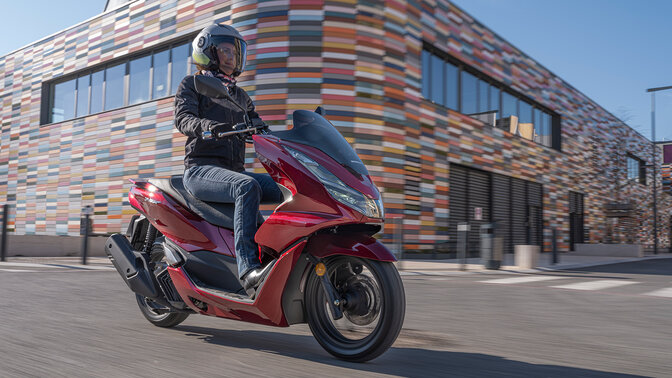 PCX125 dynamisch driekwart vooraanzicht met rijder