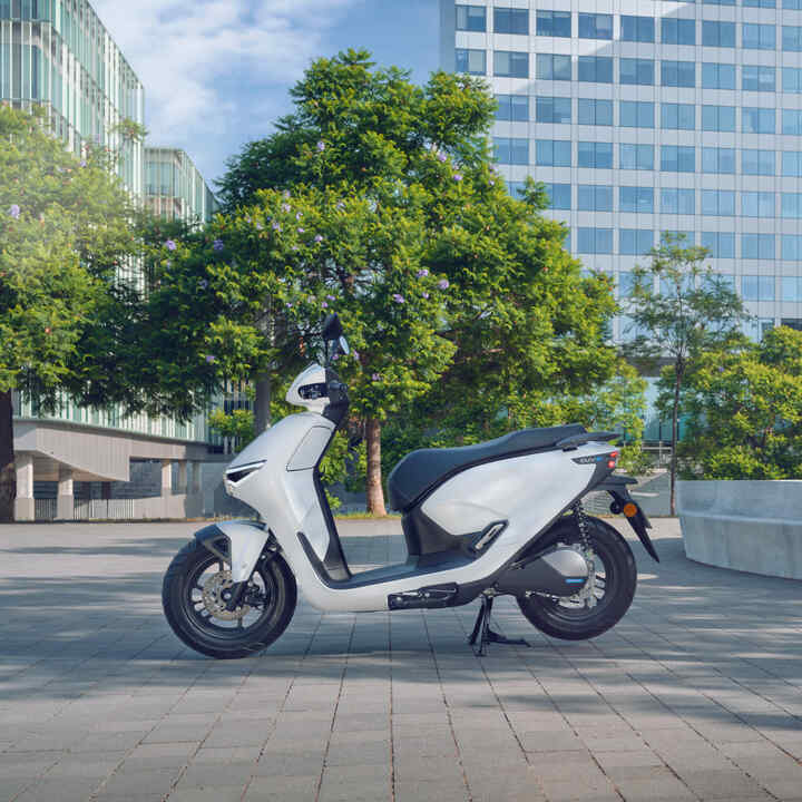 Honda CUV e-motorfiets geparkeerd in stedelijke omgeving.