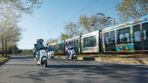 Honda EM1 e: rijdend naast een trein