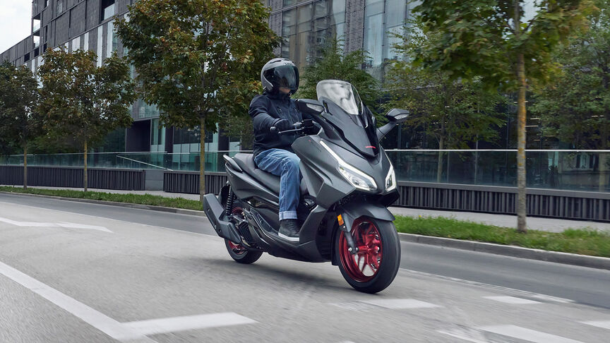 Honda Forza 125, actie op de weg