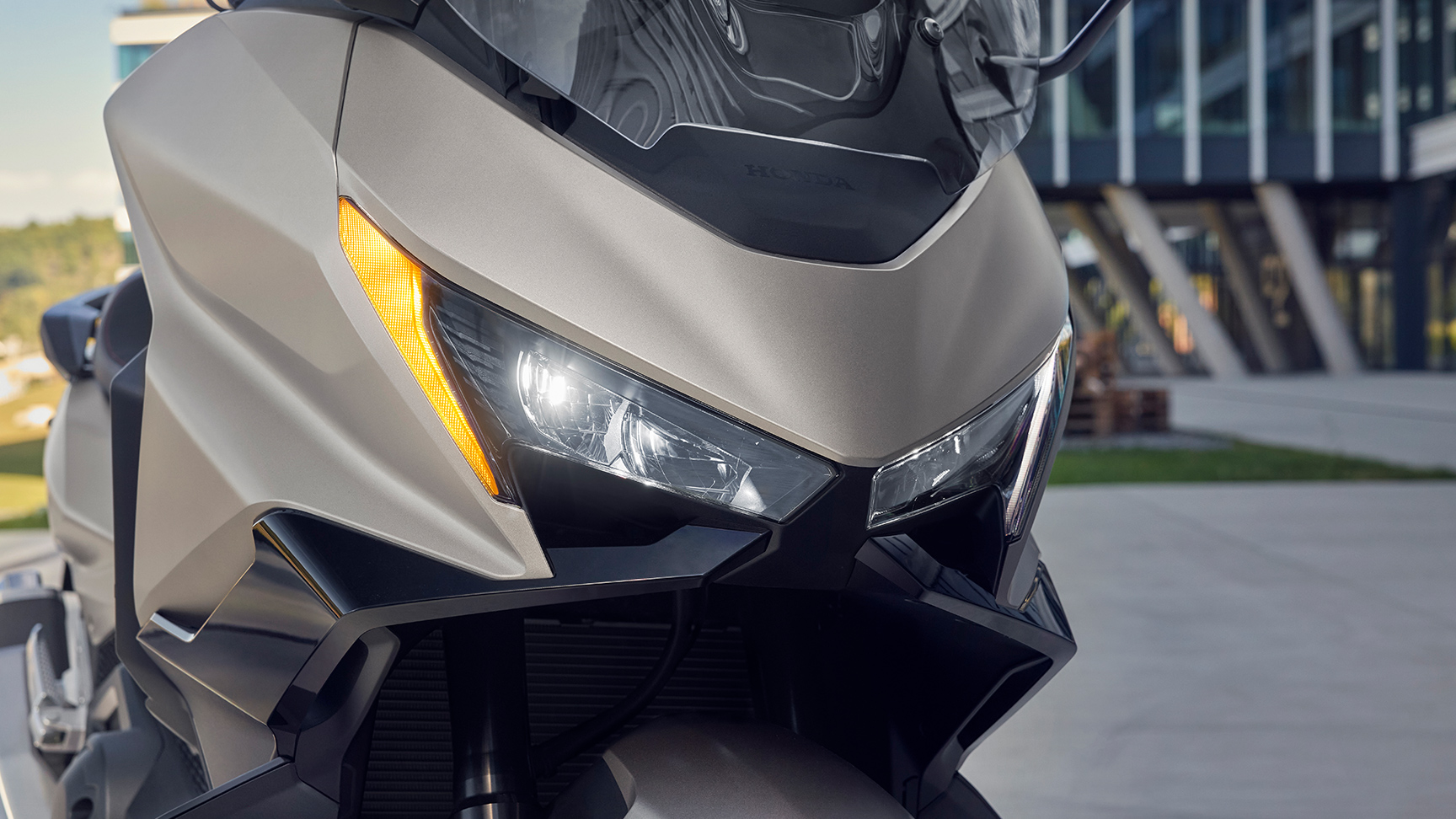 Close-up van de Forza 750 met heldere verlichting