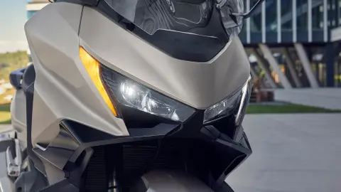 Close-up van de Forza 750 met heldere verlichting