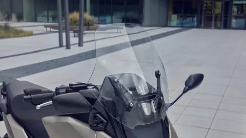 Close-up van de Forza 750 met elektrisch windscherm