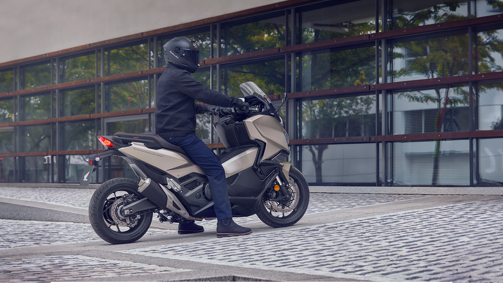 Forza 750-motor geparkeerd in een straat.